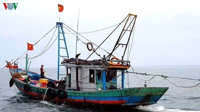 Khó xử lý tàu giã cào khai thác trái phép ở biển Hà Tĩnh